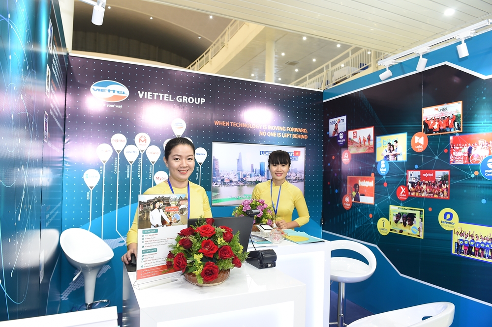 Gian hàng của Viettel tại IMC. Chị Nguyễn Thanh Dung, nhân viên truyền thông của Viettel Đà Nẵng cho biết, đây có thể coi là một cửa hàng thu nhỏ của Viettel tại IMC bởi nhiều vấn đề về dịch vụ có thể được giải quyết nhanh chóng.